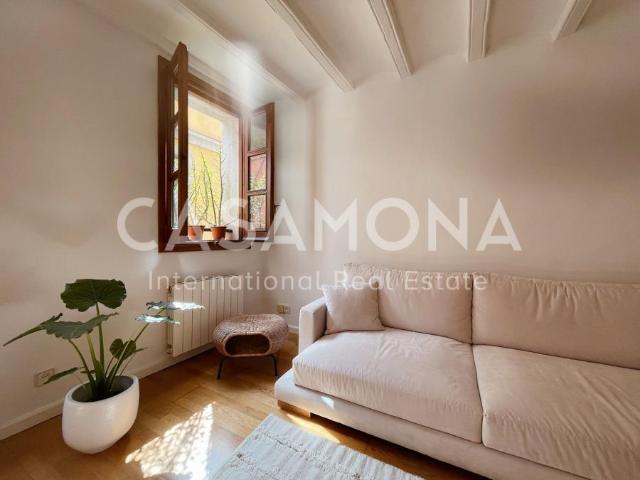Bright 2 Bedroom Apartment in El Gótico with Balcony and Modern Furnishings