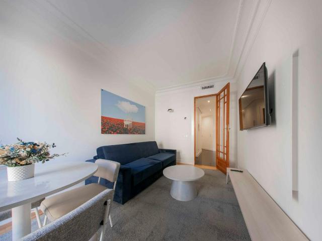 Bright 2 Bedroom Apartment in Jerónimos, Madrid Amsterdam Apartments for Rent