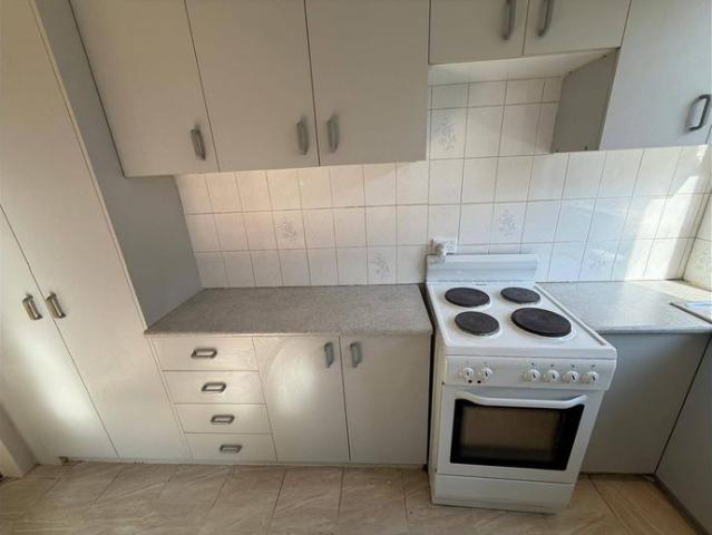 Bright 2 Bedroom Apartment Opposite the Station