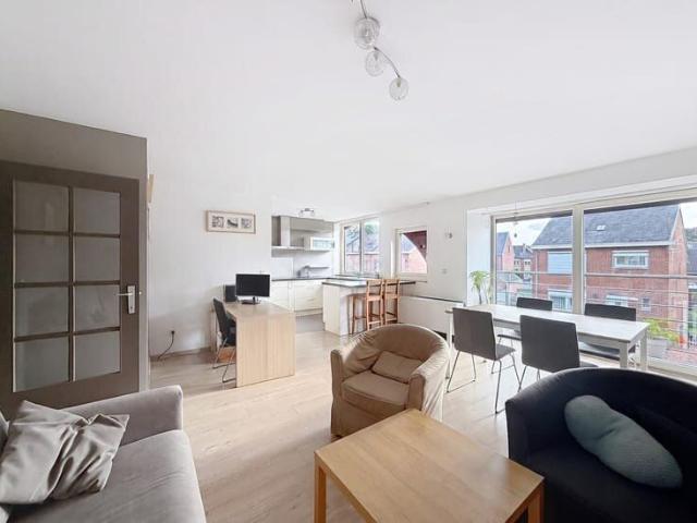 Bright 2 Bedroom Apartment + Parking