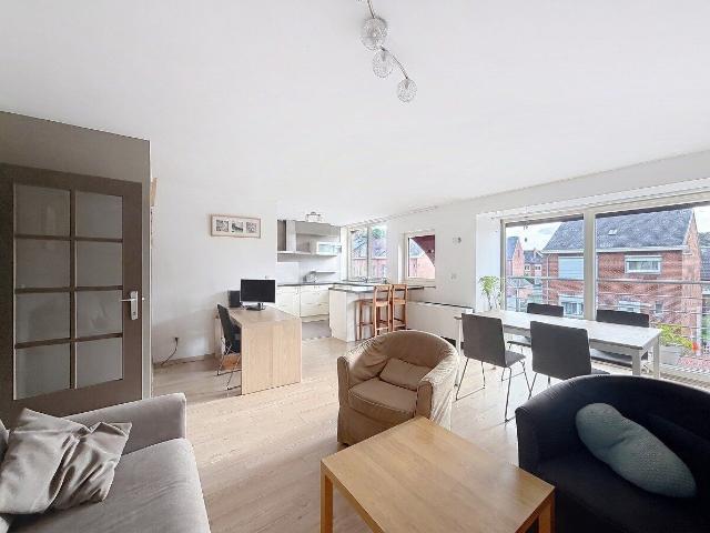 Bright 2 Bedroom Apartment + Parking