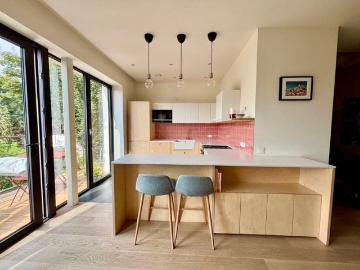 Bright 2 bedroom apartment southeast terrace