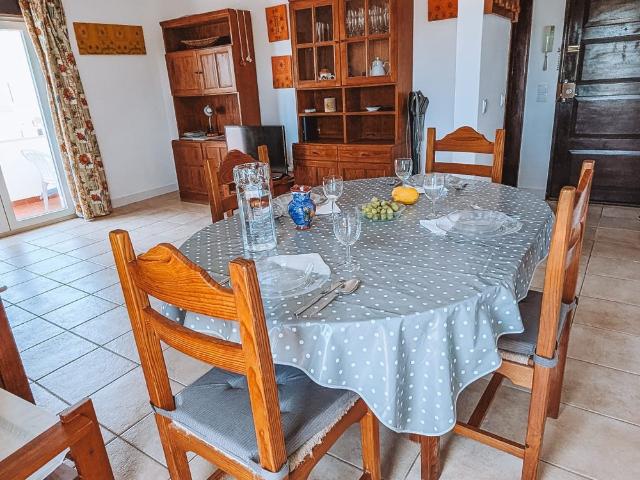 Bright 2 Bedroom APT | Pool | 10min Walk to Beach