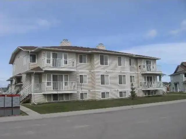 Bright 2 Bedroom Condo, Quiet Cul de Sac, Mountain Views