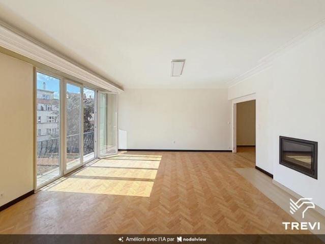 Bright 2 bedroom flat + parking space