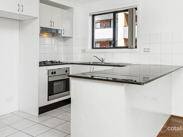 Bright 2 Bedroom Unit in Ideal Location