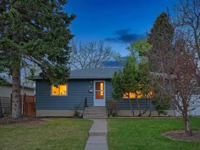 Bright 2 Bedroom 1 Bathroom Main Floor for Rent