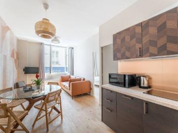 Bright 2BR Apartment with AC near Opera
