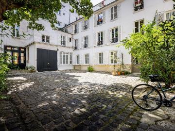 Bright 2BR Duplex with AC in the Heart of the Marais, Paris Amsterdam Apartments for Rent