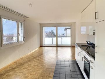 Bright 4.5 room apartment on the 4th floor, with a nice view