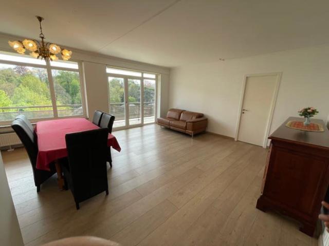 Bright 4 bedroom at transport hub