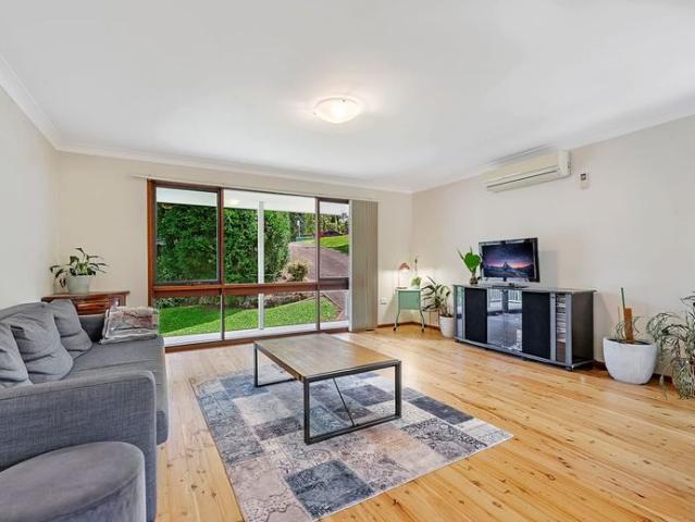 Bright 4 Bedroom Home with Lush Gardens