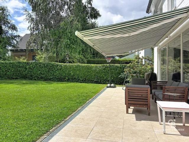 Bright 4 bedroom villa with a south facing garden