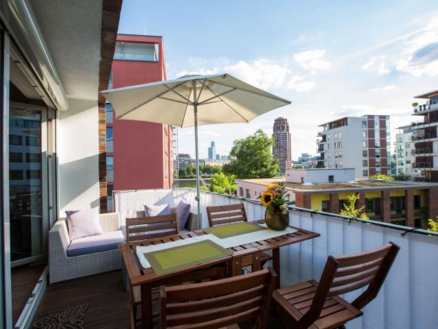 Bright 4 room Apartment with river view Balcony close to down town 15min walk /ECB 2min Parking on request