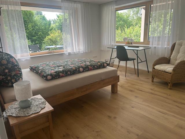 Bright 4 room apartment with 4 lockable rooms, 2 balconies & fiber optic – quietly located in green surroundings