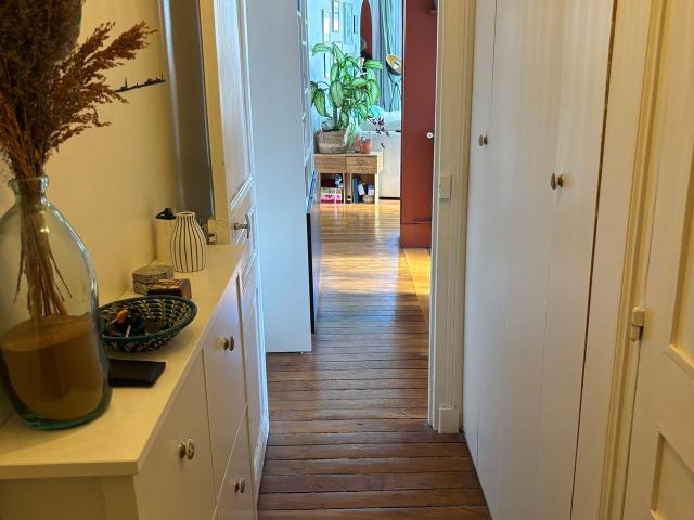 Bright 51 m² apartment with continuous balcony, Paris Amsterdam Apartments for Rent