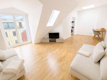 Spacious 5 Room Penthouse – Perfect for Flatmates, with Rooftop Terrace by the Ringbahn