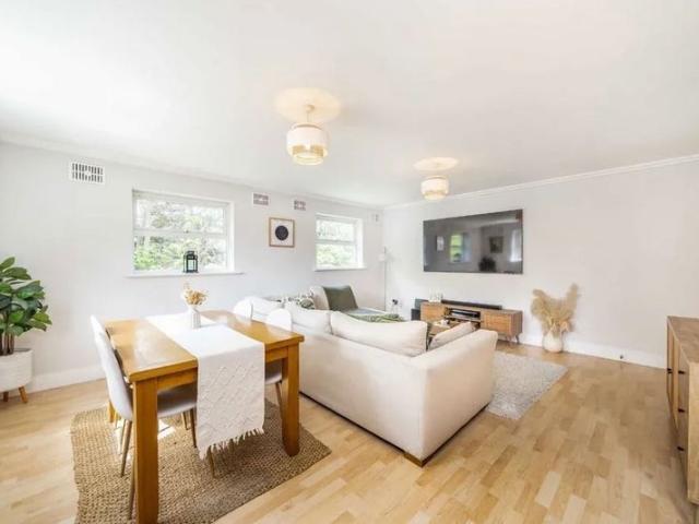 Bright 60 sqm 1 Bed, 2 Bath Flat