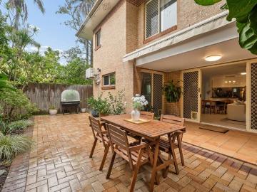 Bright Courtyard Unit!