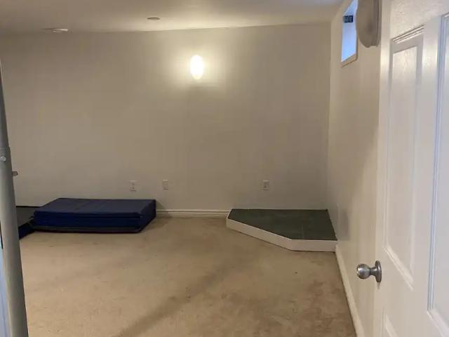 Bright Cozy 2 bedroom Basement Suite