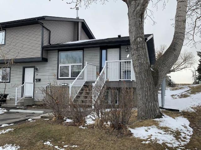 Bright & Cozy 2 Bedroom Townhouse with Private Yard — 2 Bedrooms Townhouse
