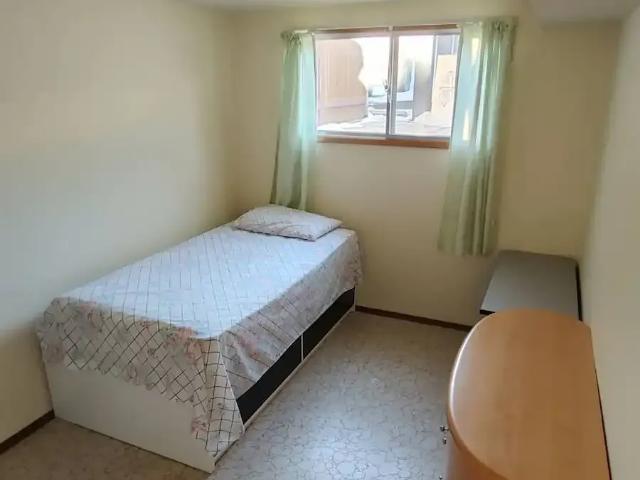Bright Cozy Two Bedroom Bi level Basement Suite — 2 Bedrooms Duplex