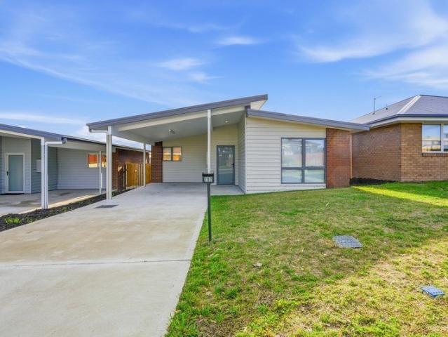 Bright & Comfortable 2 Bedroom Home