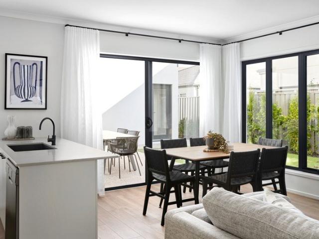 Bright & Comfortable Room in a Modern 4 Bedroom Home Mickleham Only $300 Per Week Per Room!