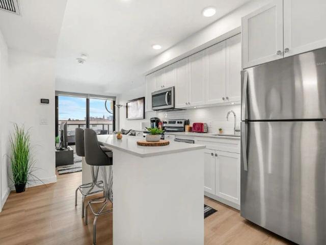 Bright, Comfy & Stylish 1B 1Ba! Underground Parking! By Down T YYC, Walk to all! — 1 Bedroom Condo Unit
