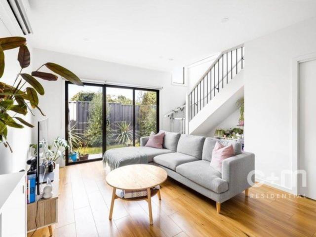 Bright & Contemporary 3 Bedroom Townhouse Living