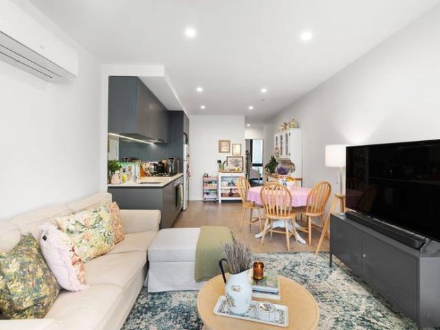 Bright & Convenient 2 Bedroom Apartment in the Heart of Box Hill