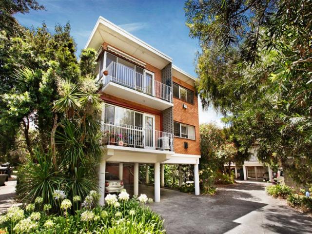 Bright & Convenient Two Bedroom Elwood Apartment