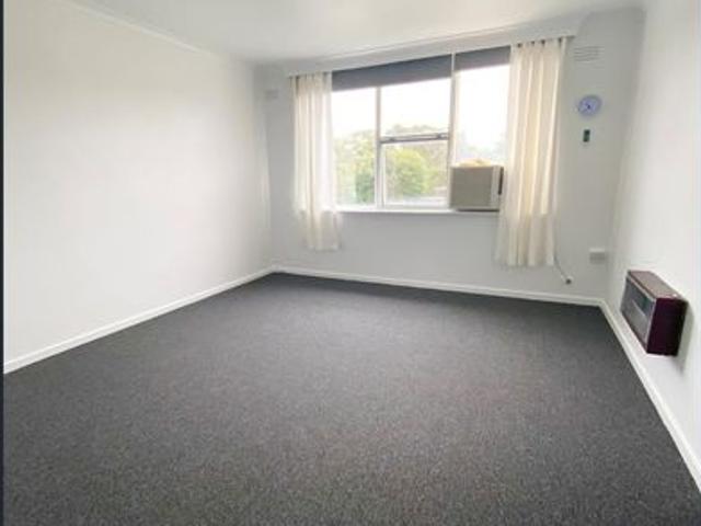 Bright & Convenient Apartment Close to Transport and Amenities