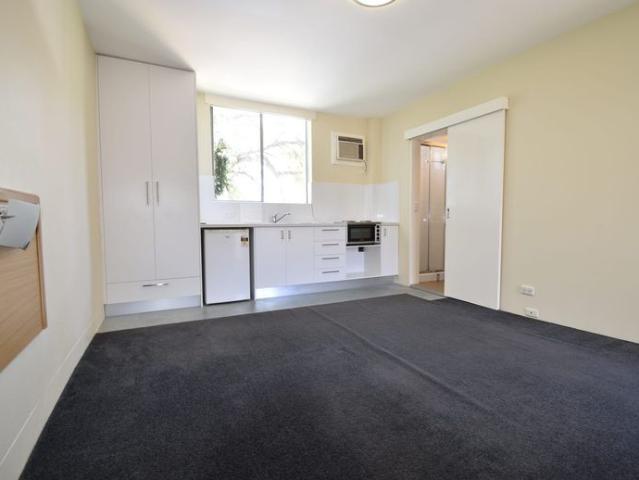 Bright & Convenient Studio with Undercover Parking
