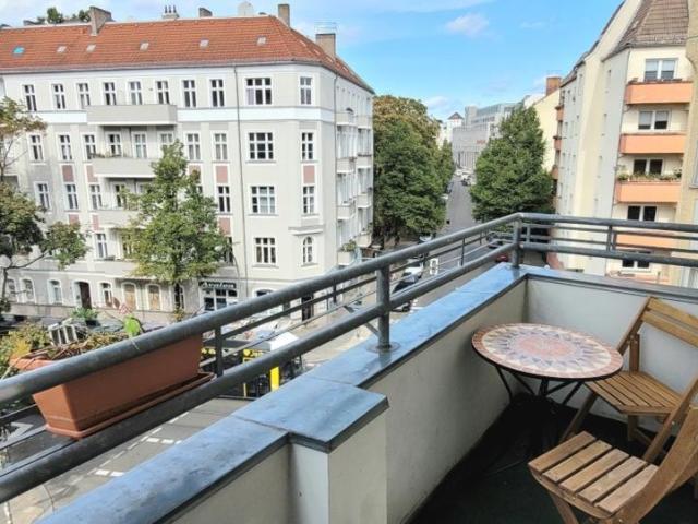 Bright cosy, 1 BR with balcony, Friedrichshain, 3 min U Bahn