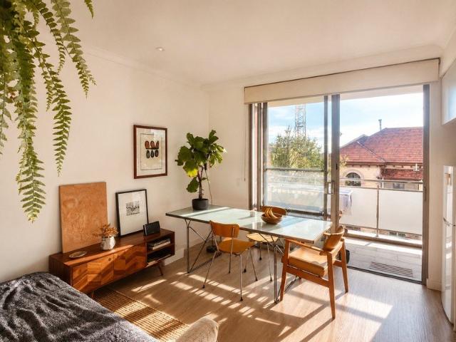 Bright Central Fremantle Studio Balcony, Wi Fi & Walkable Lifestyle