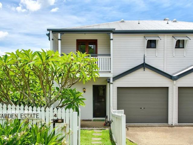 Bright, Chic & Central Beautifully Updated Townhouse in Newmarket