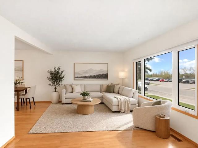 Bright clean upper level 3br 1,198 sqft with hardwood floors near parks + school — 3 Bedrooms Main Floor