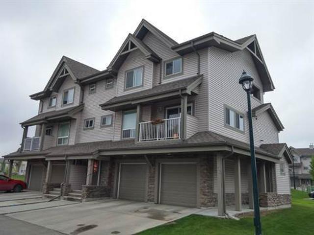 Bright and Modern 2 Bedroom Townhouse in Rutherford