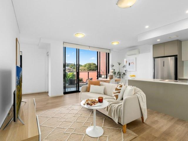 Bright and Modern Apartment with Scenic Views Moments from the Waterside