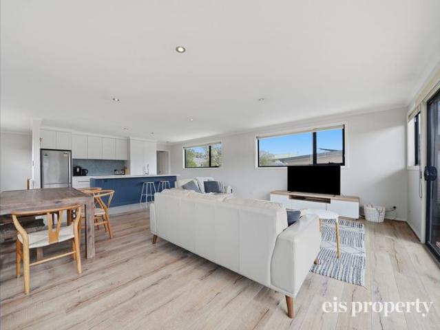Bright And Modern Living In Geilston Bay