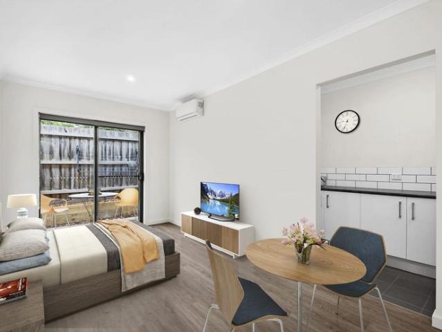 Bright and modern room in rooming house Parking & Bills Included Room1&2A