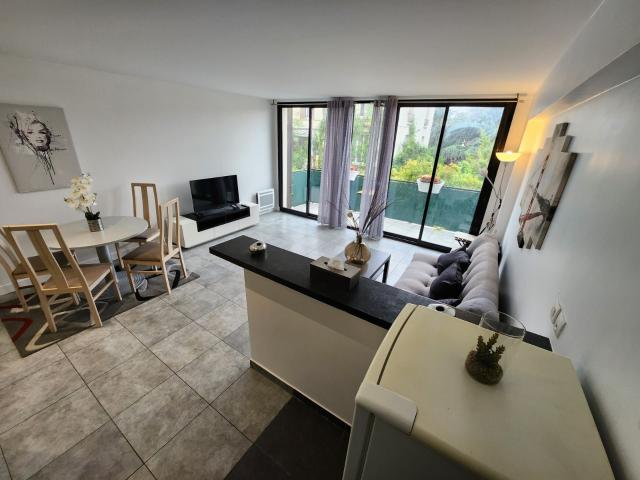 Bright and modern studio in Argenteuil
