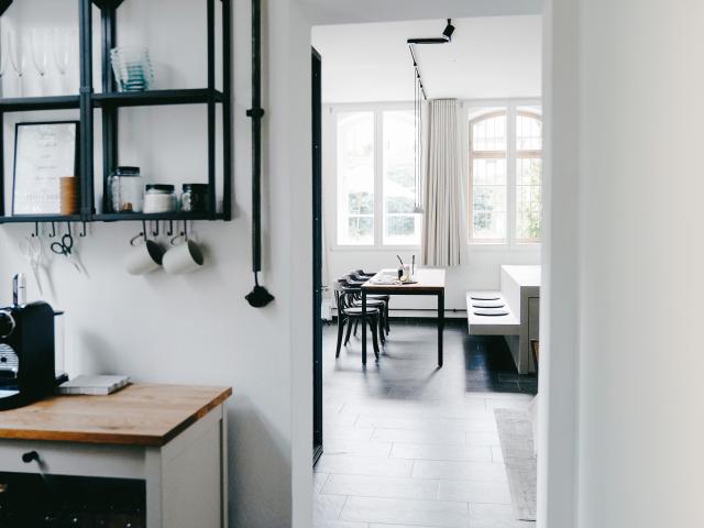 Bright and modern suite near school