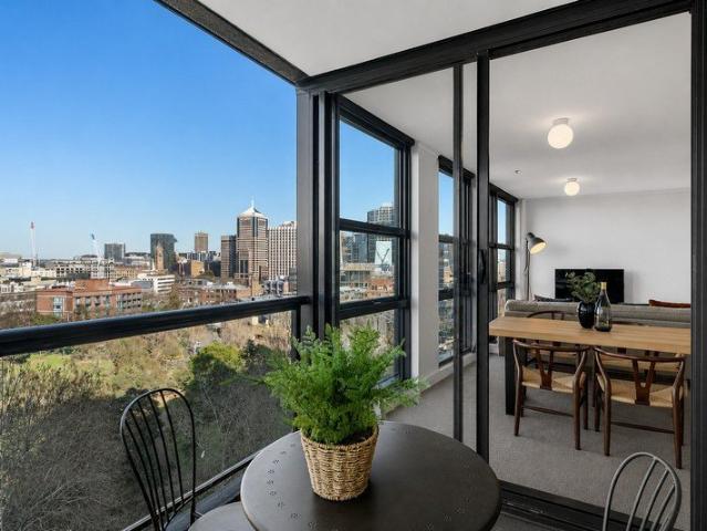 Bright and airy corner apartment with views