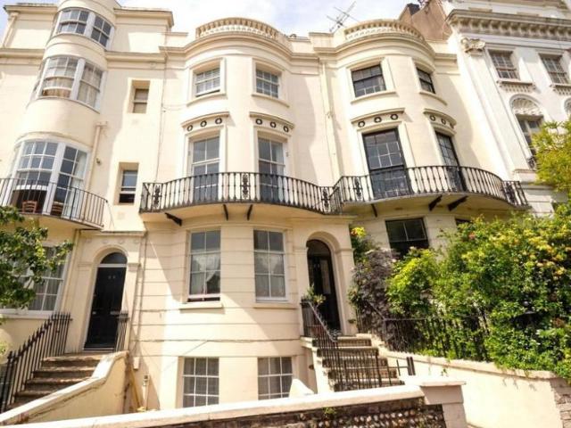 Bright and airy one bedroom flat with balcony