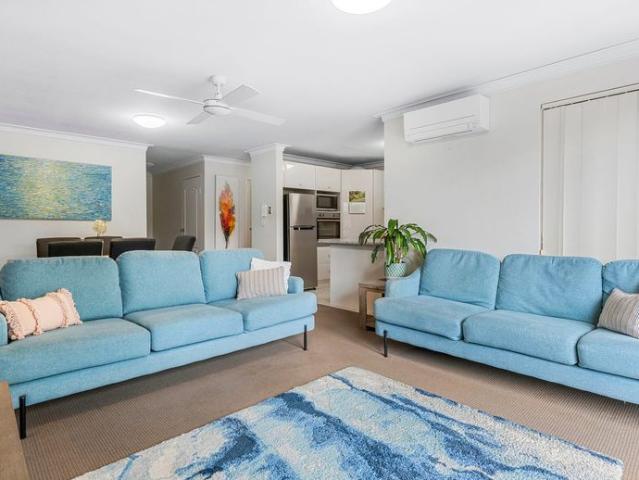 Bright and airy top floor apartment in prime location!