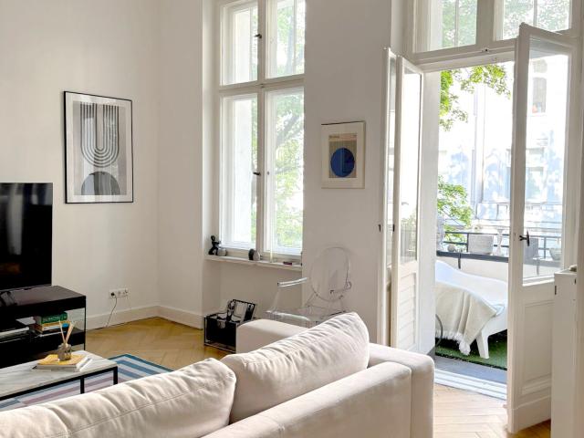 Bright and Beautiful Altbau in noble Mommsenkiez in the middle of Art Galleries, Luxury Brand Stores and Chinatown