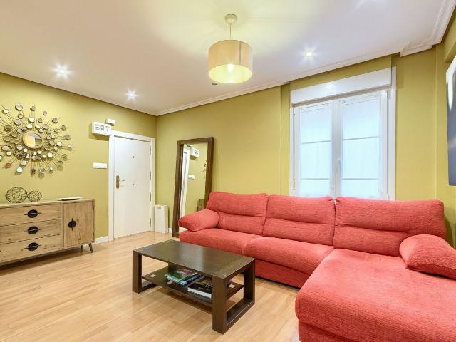 Bright and beautiful house with nice neighbors, Bilbao Amsterdam Apartments for Rent