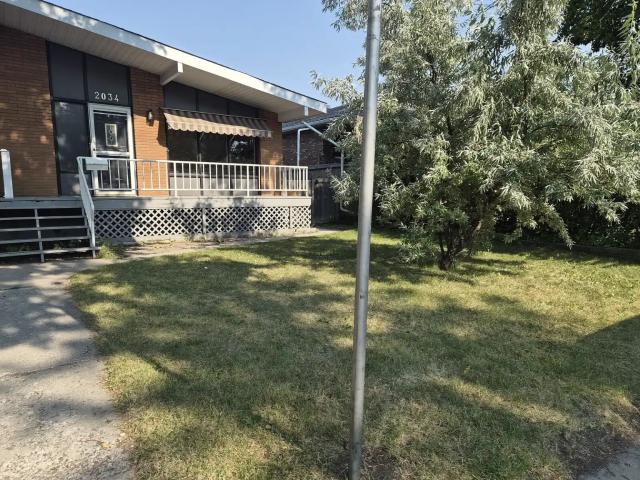 BRIGHT AND CENTRALLY LOCATED 3 BED MAIN FLOOR. PETS NEGOTIABLE